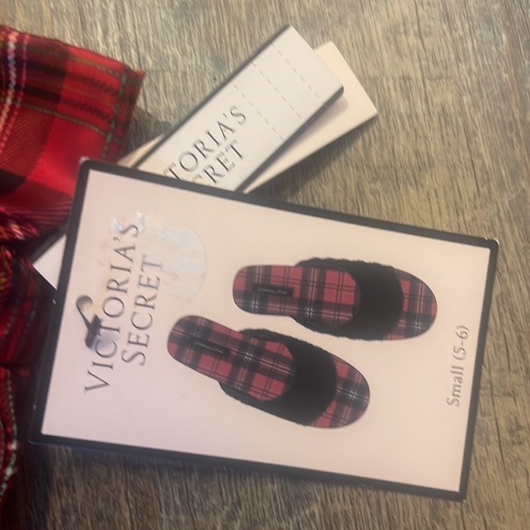 NEW Victoria’s Secret Women Satin Slippers - Picture 8 of 9